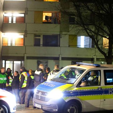 Die Mordkommission ermittelt nach einem brutalen Angriff auf einem wehrlosen Passanten. Die Behörden bitten um die Hilfe der Bevölkerung.