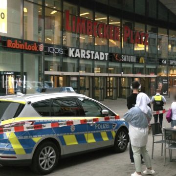+ + + Einkaufszentrum nach Anschlags-Drohung geräumt – Besucher und Angestellte evakuiert + + +